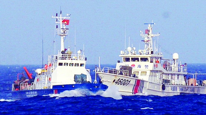 Tàu Hải cảnh Trung Quốc (phải) chủ động đâm húc tàu Cảnh sát biển Việt Nam. Nguồn: Cảnh sát biển Việt Nam 