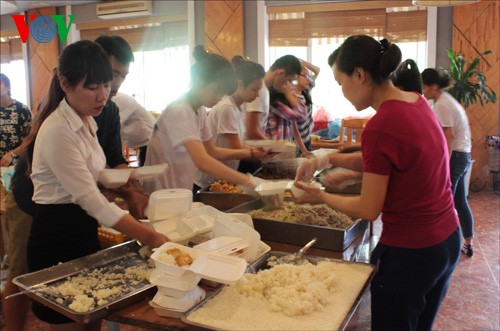 Toàn bộ nhân viên một quán ăn cùng các tình nguyện viên tất bật nấu ăn, chia cơm, vận chuyển để phát tới tay các thí sinh dự thi