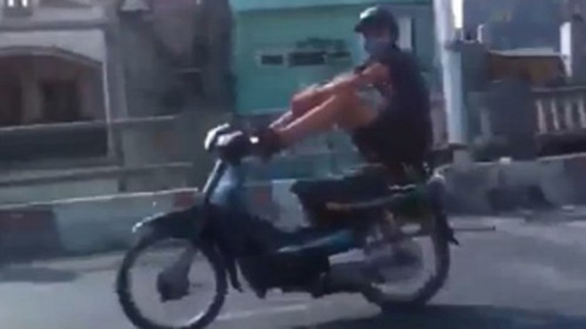 Nam thanh niên điều khiển xe máy bằng hai chân cực kỳ nguy hiểm.