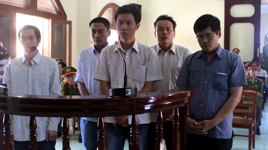 Các bị cáo, từ trái sang phải: Thành, Mẫn, Huy, Quyền, Quang 