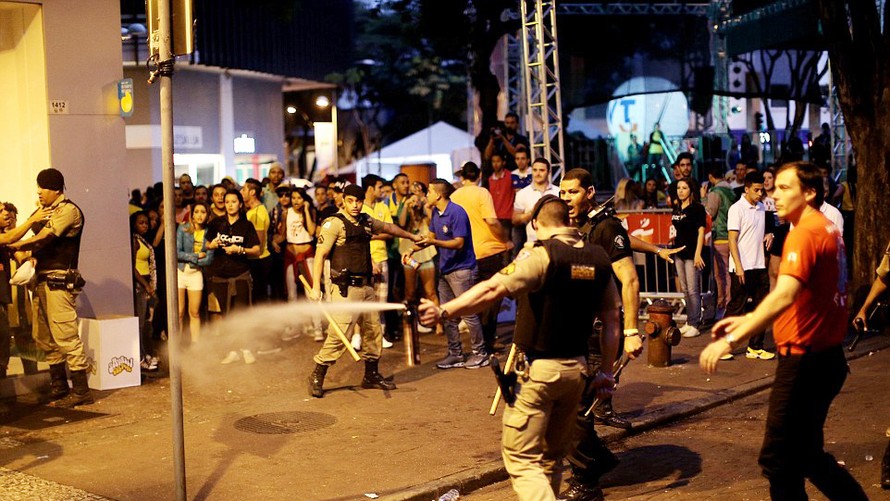 Cảnh sát chống bạo động kịp thời ngăn chặn cơn tức giận của người hâm mộ. Ảnh: Xinhua