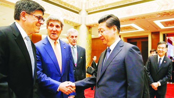 Từ trái sang, hàng trước: Bộ trưởng Tài chính Mỹ Jack Lew, Ngoại trưởng Mỹ John Kerry và Chủ tịch Trung Quốc Tập Cận Bình ngày 9/7 tại Bắc Kinh. Nguồn: SCMP