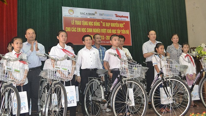 Bí thư Tỉnh ủy Nghệ An Hồ Đức Phớc (Thứ 4 từ trái sang) tại buổi lễ trao tặng xe đạp cho học sinh nghèo TP Vinh.