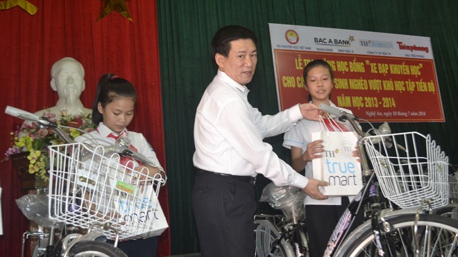 Bí thư Tỉnh ủy Nghệ An Hồ Đức Phớc trao xe đạp và sữa TH True Milk cho học sinh nghèo vượt khó