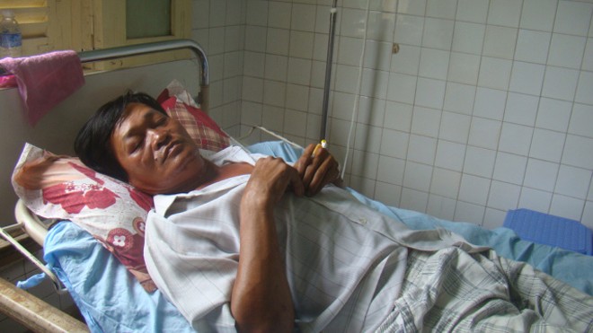 Ông Võ Mót đang điều trị tại bệnh viện Phan Thiết 