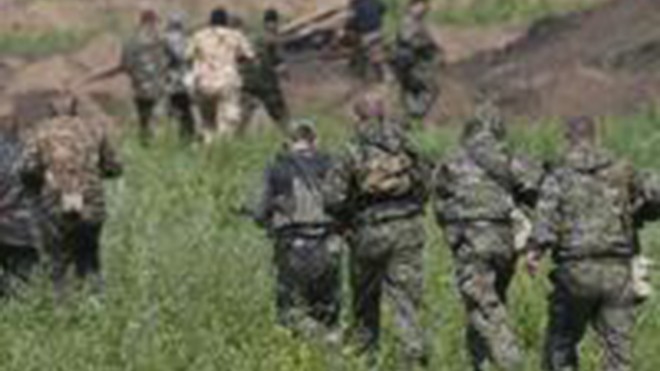 Quân ly khai đang đi về một trạm kiểm soát gần thành phố Donetsk