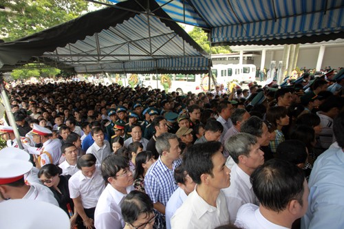 Hàng ngàn người dân đến viếng 18 chiến sỹ sáng 11/7, tại Nhà tang lễ Bộ Quốc phòng