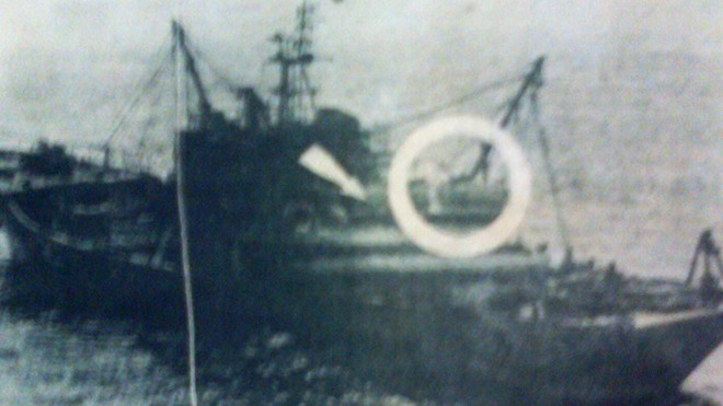 Tàu cá Trung Quốc nhưng trang bị súng đại liên ở Hoàng Sa năm 1974. Ảnh: Tư liệu