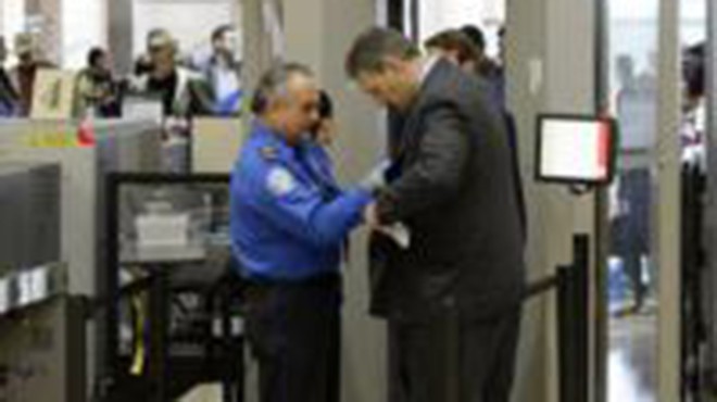 Nhân viên TSA kiểm tra hành khách tại một sân bay ở Mỹ.