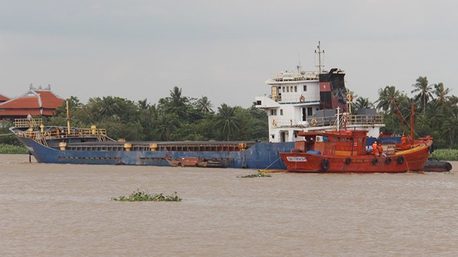Con tàu gặp sự cố trên sông Đồng Nai