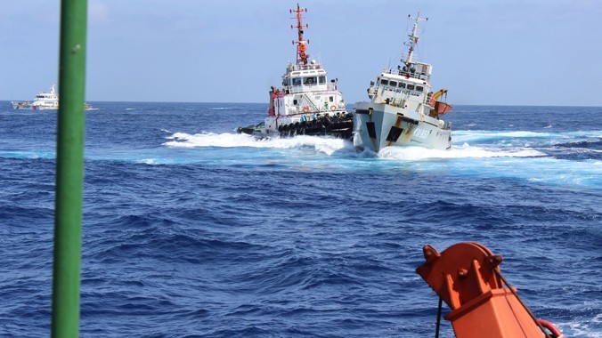 Tàu Trung Quốc (trái) hung hãn đâm tàu kiểm ngư Việt Nam ngày 23/6, gần khu vực Trung Quốc hạ đặt trái phép giàn khoan Hải Dương 981 trong vùng biển của Việt Nam. Ảnh: Việt Cường