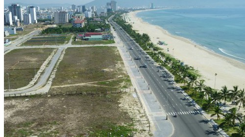 Hàng loạt diện tích đất ven biển Đà Nẵng đã được bố trí cho các dự án nhưng qua nhiều năm vẫn đang bỏ trống, chưa triển khai. (Ảnh: HC)