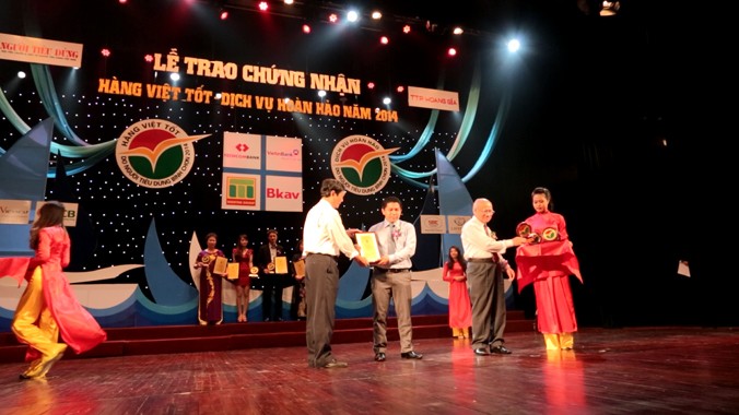  Dạ Hương vinh dự nhận giải thưởng “Hàng Việt Tốt – Dịch Vụ Hoàn Hảo 2014”