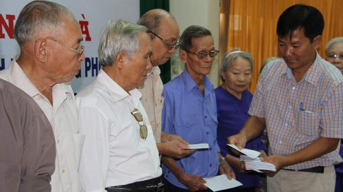 Đại diện báo Tiền Phong trao quà cho các cựu TNXP tại Quảng Ngãi 