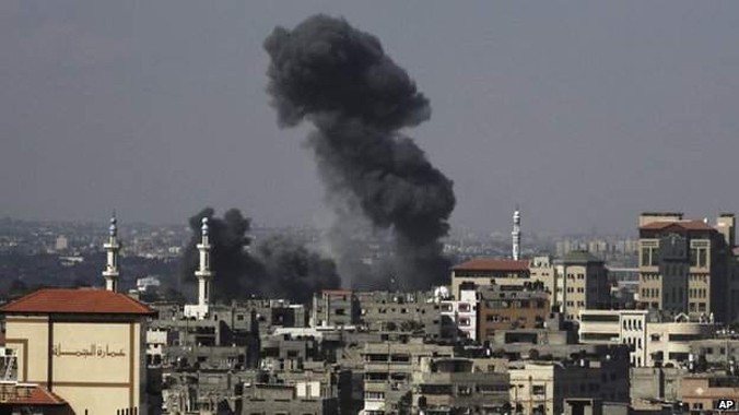 Israel tiếp tục không kích Gaza sau 6 giờ ngừng chiến dịch tấn công. Ảnh: AP