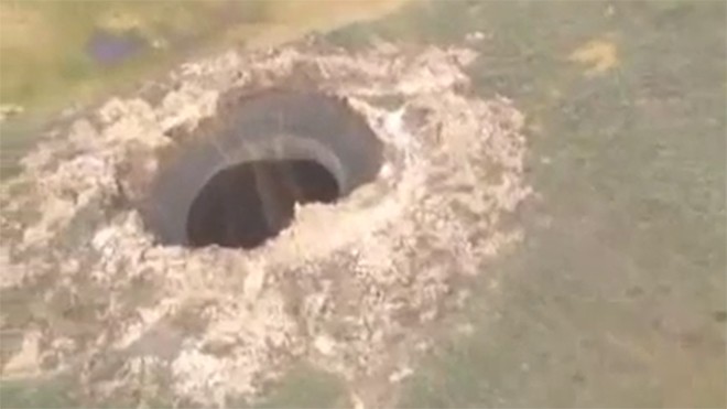 Phát hiện miệng hố bí ẩn rộng gần trăm mét ở Siberia