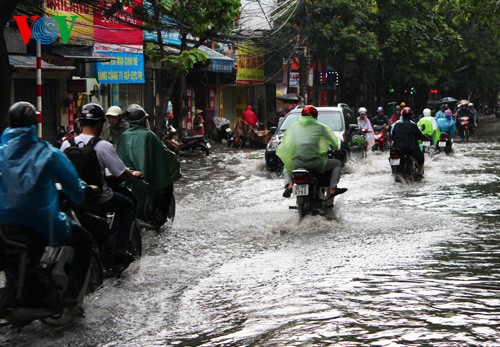 Cận cảnh Hà Nội mưa lớn, đường thành bể nước