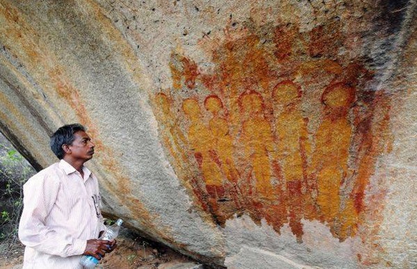 Một phiến đá cổ được tạc hình ở hang động thuộc Charama.