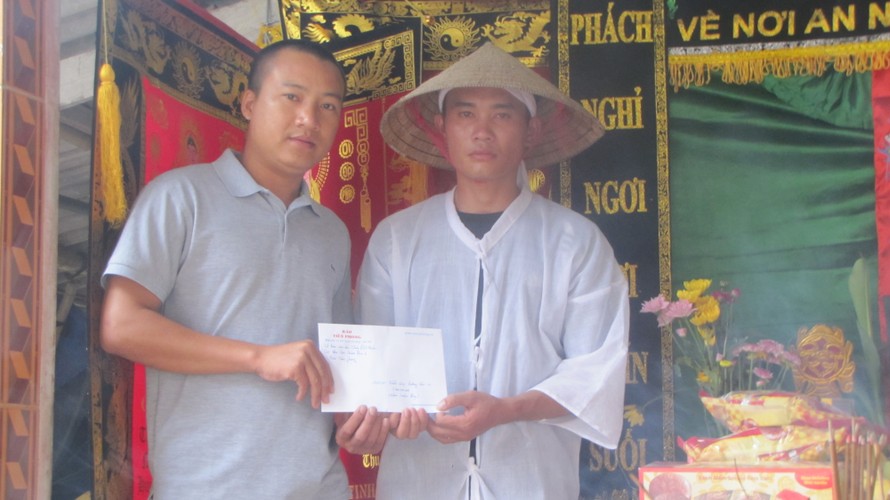 PV báo Tiền phong trao 5 triệu đồng hỗ trợ gia đình trung úy Phạm Khả Đăng.