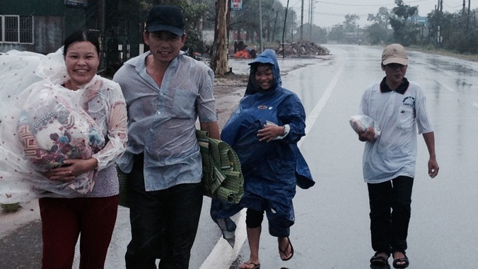Người dân TP Móng Cái trở về nhà sau bão tỏ ra vui mừng vì thiệt hại ít. Ảnh: Đỗ Hoàng