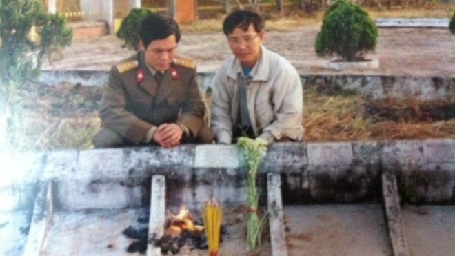 Người thân trước ngôi mộ rỗng của liệt sĩ Nguyễn Ngọc Nguyên năm 1999