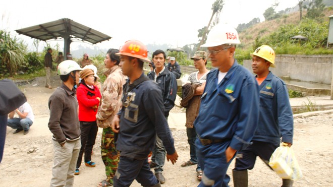 Công nhân, chuyên gia nhà máy vàng Phước Sơn nghỉ làm việc vì nhà máy bị dân bao vây đòi nợ hồi tháng 12/2013. Ảnh: Nguyễn Thành 