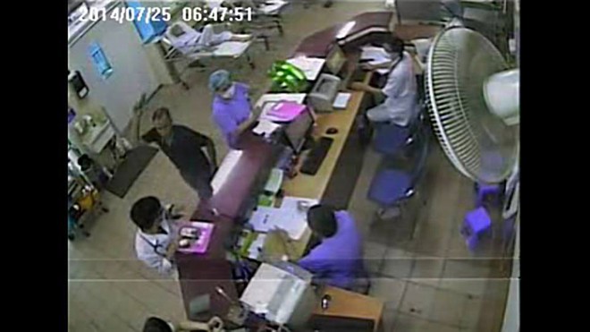 Người nhà bệnh nhân cầm ghế đánh bác sĩ Bệnh viện Bạch Mai - Hà Nội sáng ngày 25/7. Ảnh: B.Mai 