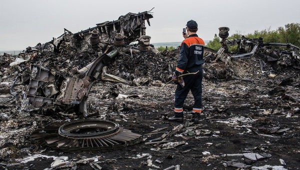 Hiện trường vụ rơi máy bay MH17 của Malaysia.