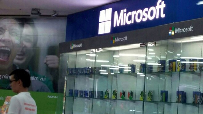 Toàn bộ logo Nokia đã được thay bằng logo Microsoft. Ảnh: Mai Nguyên.