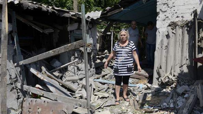 Nhà dân ở Donetsk bị phá hủy trong một trận pháo kích. Ảnh: Getty Images 