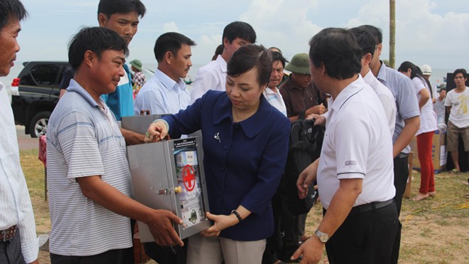 Bộ trưởng Nguyễn Thị Kim Tiến trao tủ thuốc cho ngư dân xã Cẩm Nhượng