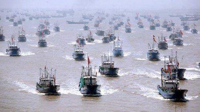 Hơn 10.000 tàu cá Trung Quốc từ tỉnh Chiết Giang và Phúc Kiến trong một lần đổ ra biển Đông, dưới sự hướng dẫn của tàu hải giám. Ảnh: Xinhua