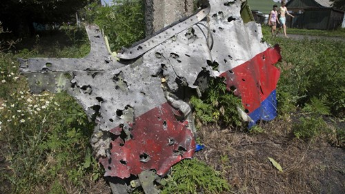 Những lỗ thủng do các mảnh đạn vỡ gây ra trên một phần xác chiếc phi cơ của Malaysia. Ảnh: AP.