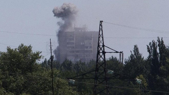 Một tòa nhà ở Shakhtarsk trúng đạn pháo trong cuộc giao tranh giữa quân chính phủ và lực lượng ly khai (Nguồn: AP) 