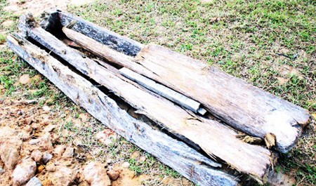 Quan tài bằng thân cây khoét rỗng sau khi được chính quyền địa phương cho khai quật. ảnh: Lê Bá Hạnh