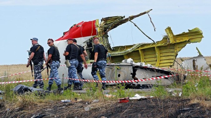 Các điều tra viên tại hiện trường MH17 rơi. Ảnh: Getty Images