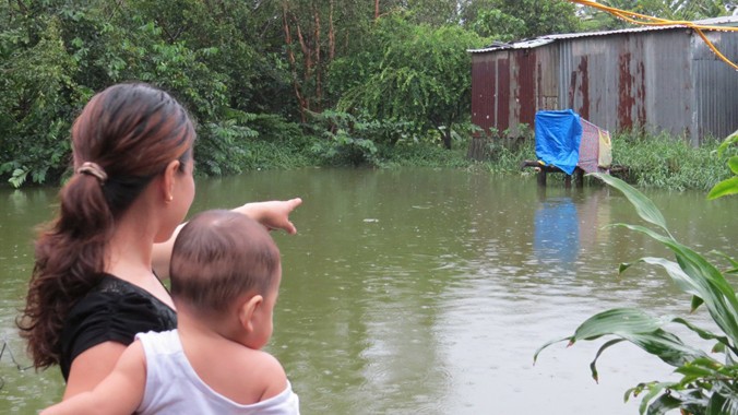 Cầu tiêu đi trên ao cá và ngay trước mặt nhà của chị Đào