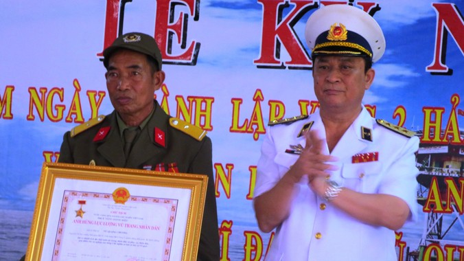 Ông Vũ Quang Dương, bố liệt sĩ Chương nhận danh hiệu Anh hùng LLVT cho con trai tại Bộ Tư lệnh Vùng 2 Hải quân ngày 19/3/2014. ảnh: TC