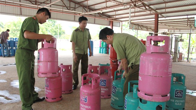 Lực lượng chức năng kiểm tra tại Cty Gas Ninh Bình