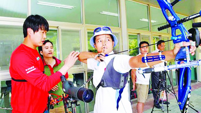 Cung thủ Việt Nam tập luyện dưới sự hướng dẫn của chuyên gia Hàn Quốc (ảnh minh họa). ảnh báo Quảng Ngãi