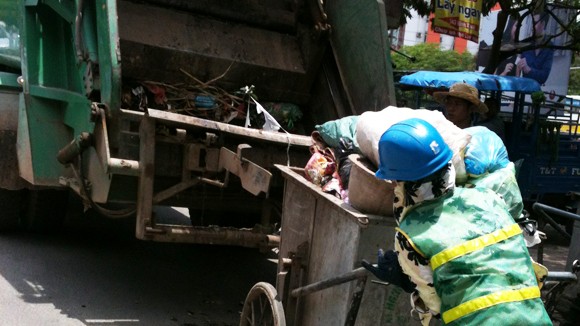 Mỗi ngày ở đường Phú Diễn, phường Tây Mỗ, quận Nam Từ Liêm có khoảng 20 - 30 chuyến xe chở rác, chất thải của Cty môi trường đô thị tập kết. Ảnh minh họa.