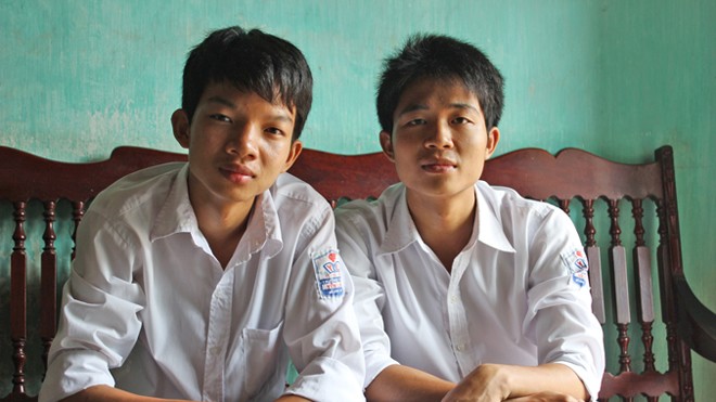 Thủ Khoa Kiều Văn Bắc (phải) và Trịnh Văn Chiến luôn động viên nhau học giỏi để thoát nghèo. Ảnh: Nguyễn Hoài