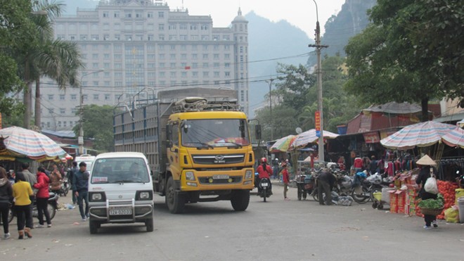 Bát nháo xe dù ở biên giới Lạng Sơn. ảnh: Duy Chiến