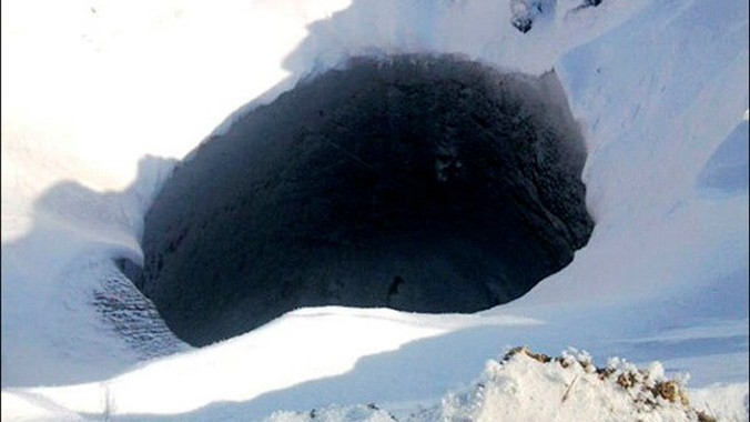 Miệng hố khổng lồ xuất hiện đầy bí ẩn ở Siberia. (Nguồn: ibtimes.co.uk) 