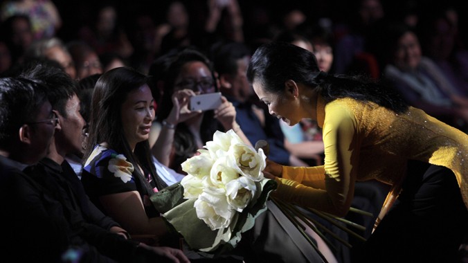 Khánh Ly tặng hoa tri ân khán giả vào cuối đêm diễn. Ảnh: N.M.Hà 
