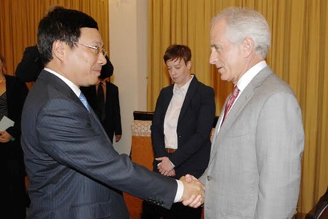 Phó Thủ tướng Phạm Bình Minh và Thượng nghị sỹ Hoa Kỳ Bob Corker. Ảnh: VGP/Hải Minh