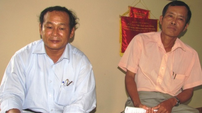 Ông Nguyễn Hùng (phải) và cán bộ tư pháp xã Võ Dũng - những người xác nhận sai tình trạng độc thân cho chị T