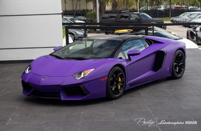 Lamborghini Aventador màu tía mờ