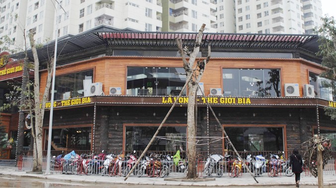 Đất bãi đỗ xe, cây xanh tại khu đô thị Đông Nam Trần Duy Hưng biến thành nhà hàng bia. Ảnh: Hà Anh