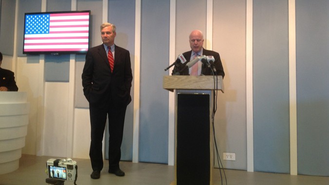 Hai Thượng nghị sĩ John McCain (phải) và Sheldon Whitehouse tại cuộc họp báo chiều 8/8. Ảnh: Thục Ninh 